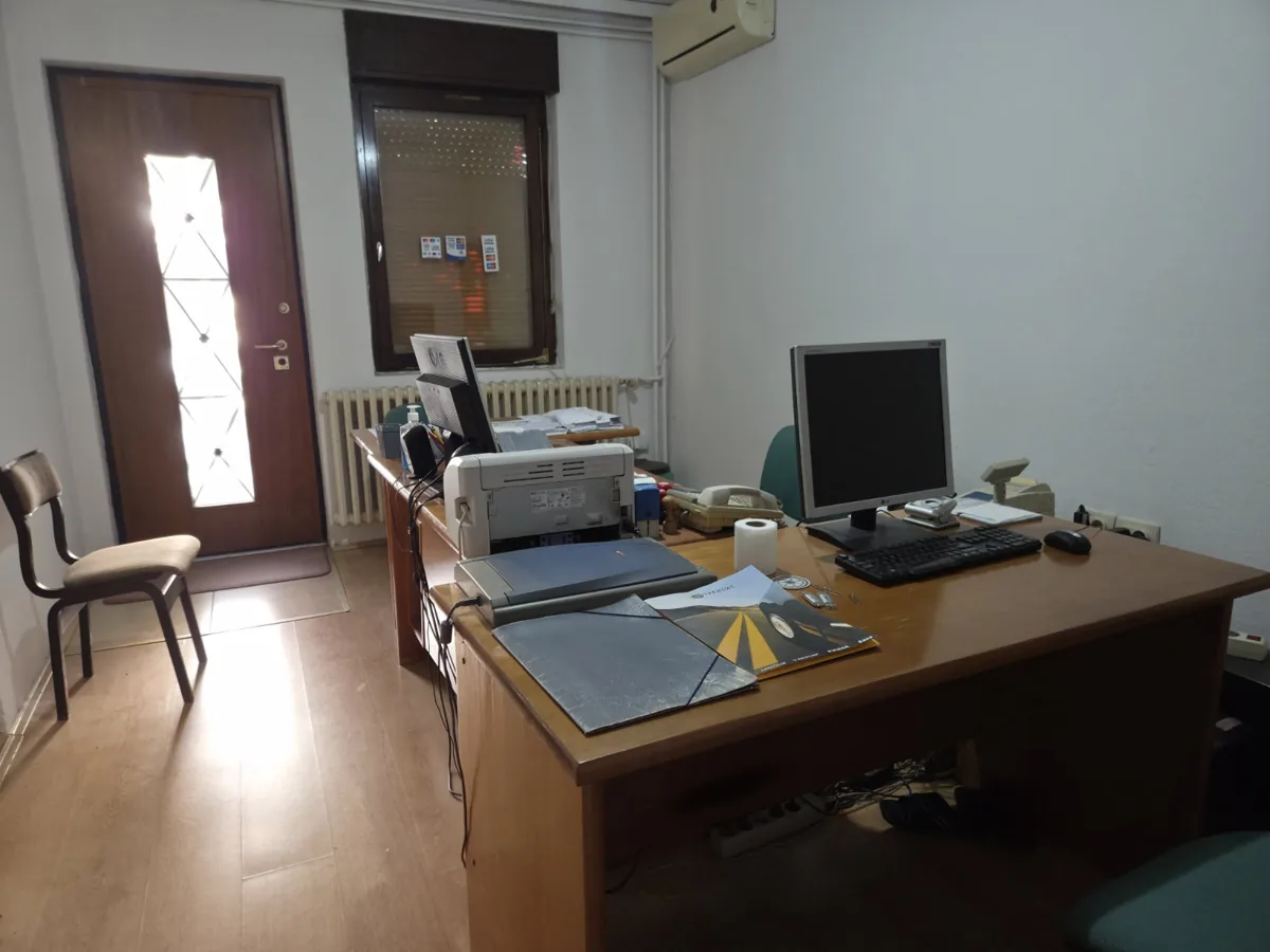 Kuća sa dvorištem i odvojenim poslovnim prostorom u centru Bogdanaca - photo 2