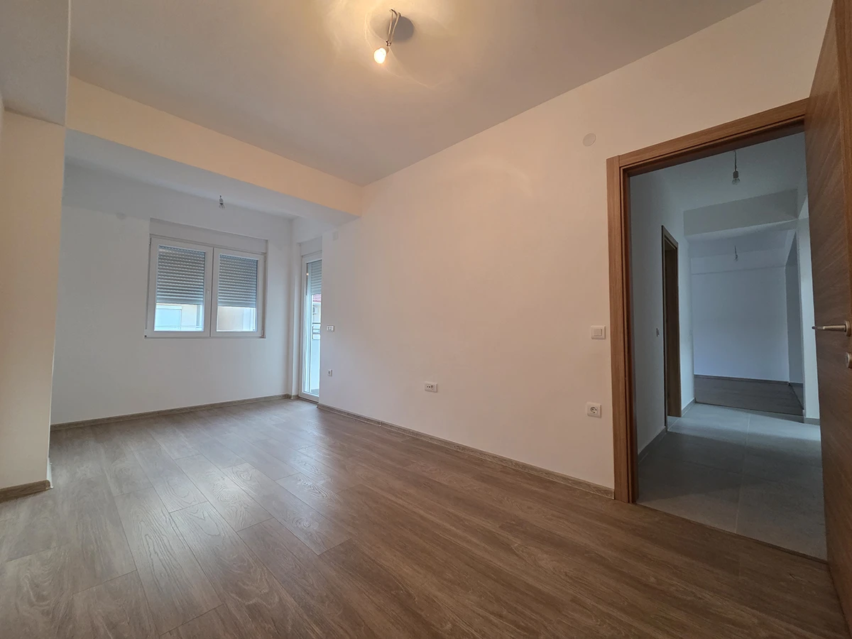 Нов стан 73 м² во Караорман, Гевгелија – просторија со пристап до терасата