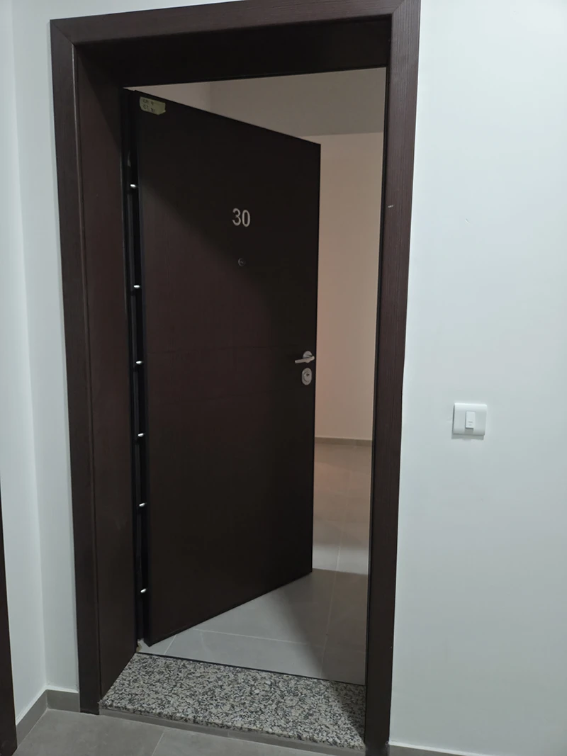 Нов стан 73 м² во Караорман, Гевгелија – влезна врата на станот