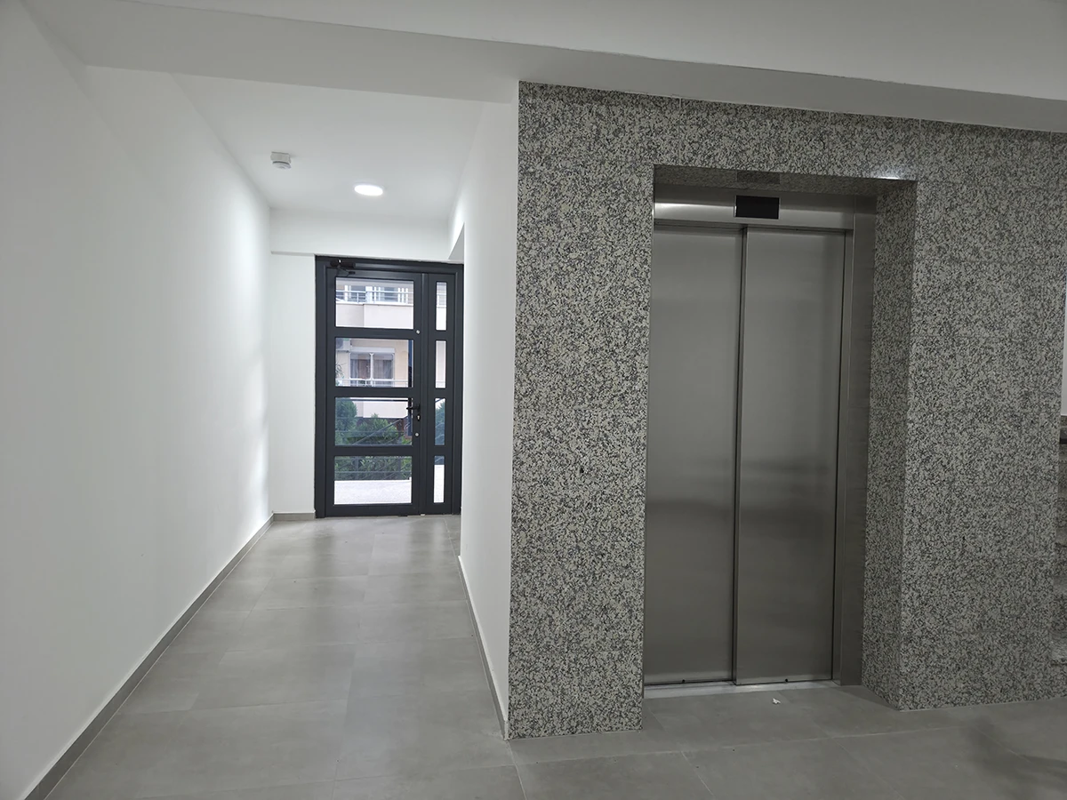 Нов стан 73 м² во Караорман, Гевгелија – патнички лифт и осветлен заеднички ходник