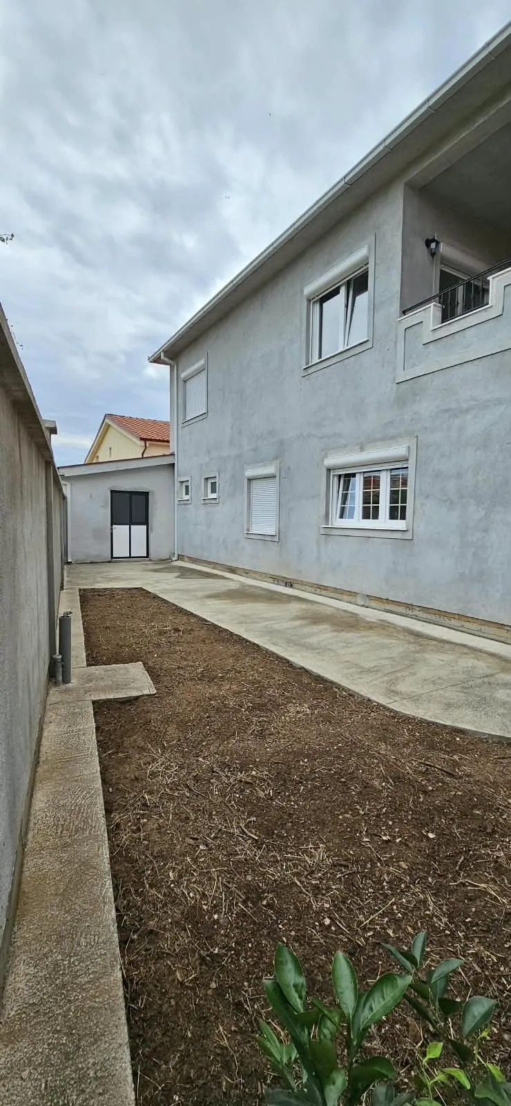 Hausseite und Garten