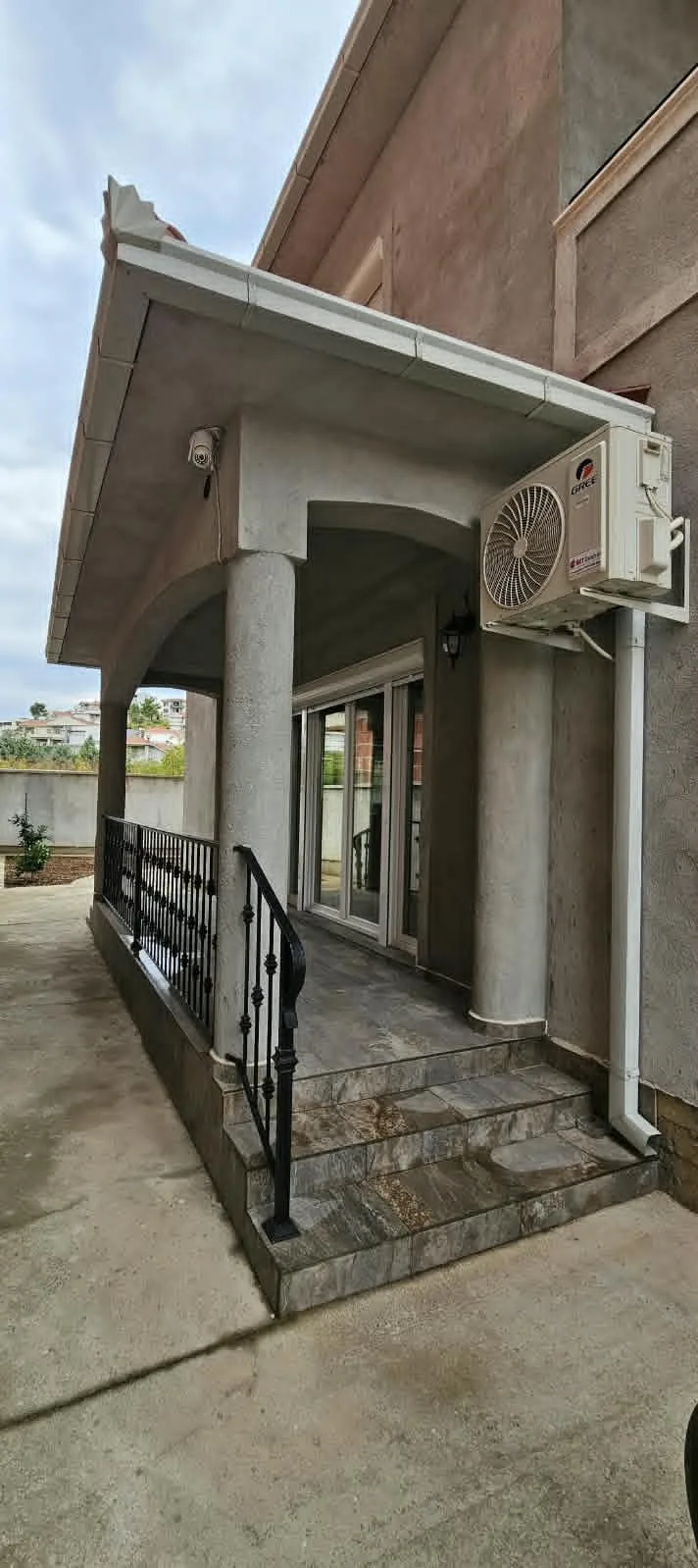 Überdachter Eingang mit Terrasse