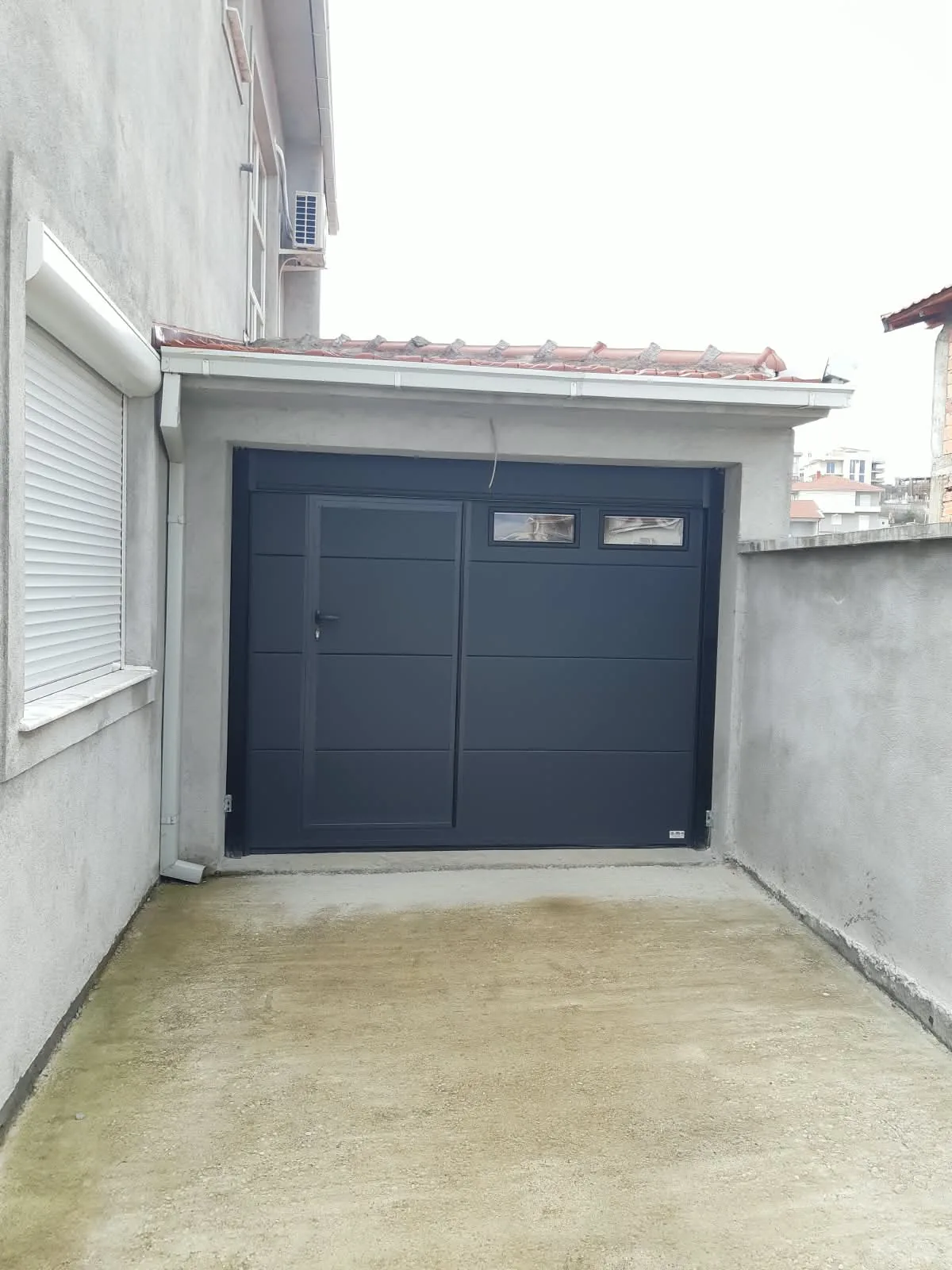 Garage und Zufahrt