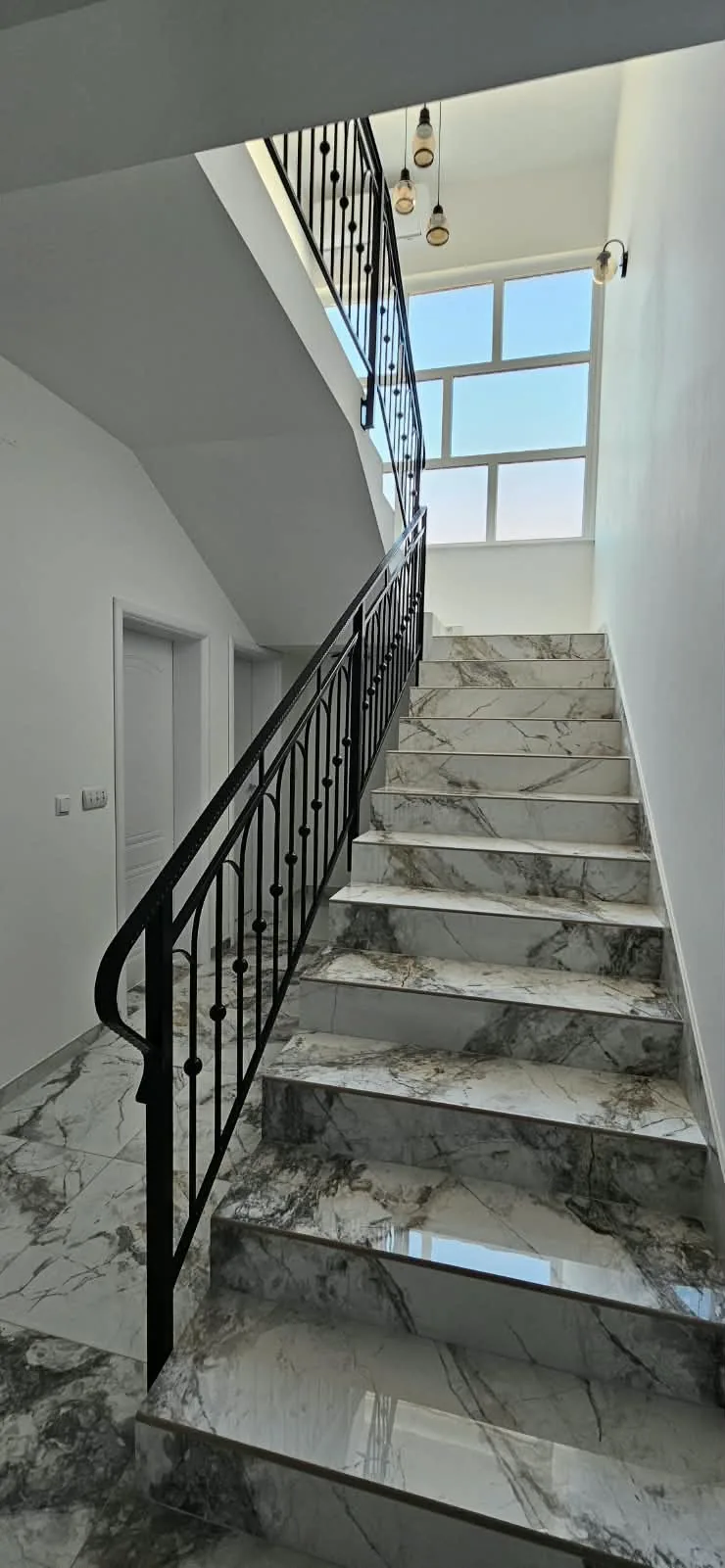Treppe mit Metallgeländer