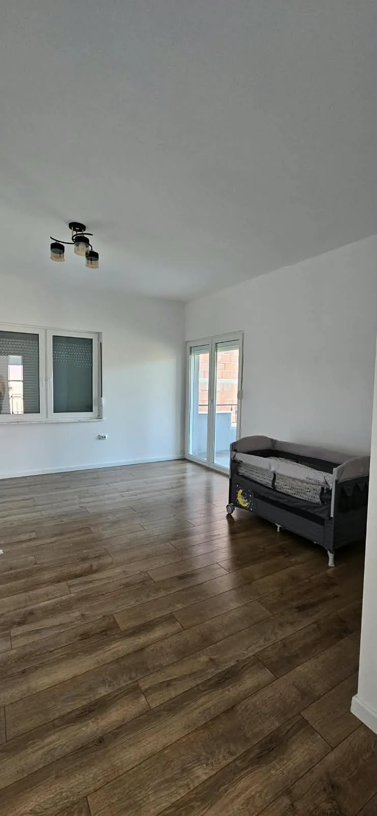 Schlafzimmer mit Kinderbett